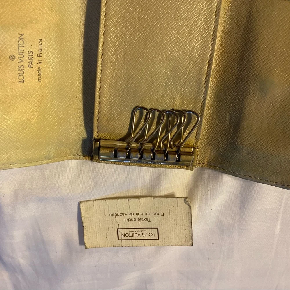 Louis Vuitton daimer keychain wallet